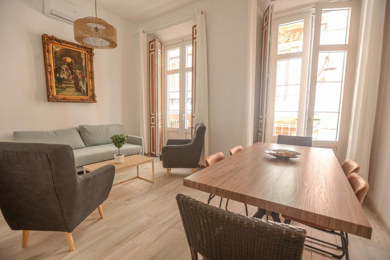 Apartamentos Catedral Малага Екстериор снимка
