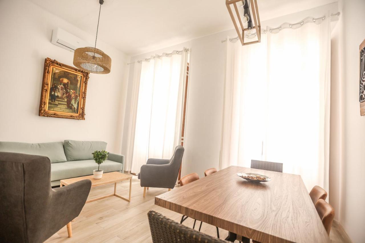 Apartamentos Catedral Малага Екстериор снимка