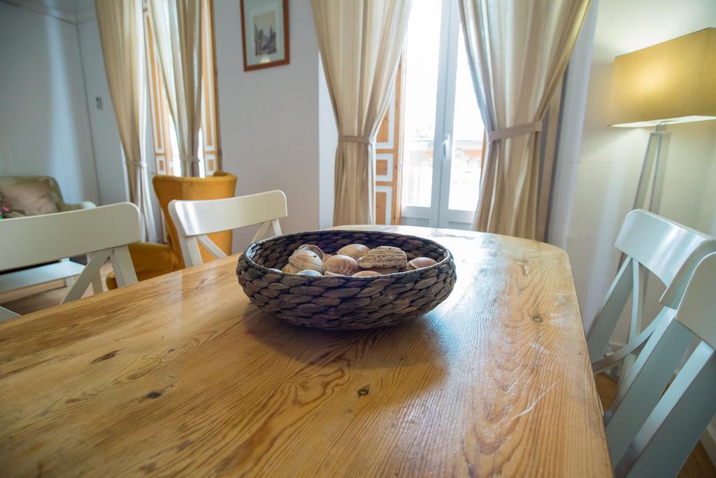 Apartamentos Catedral Малага Екстериор снимка