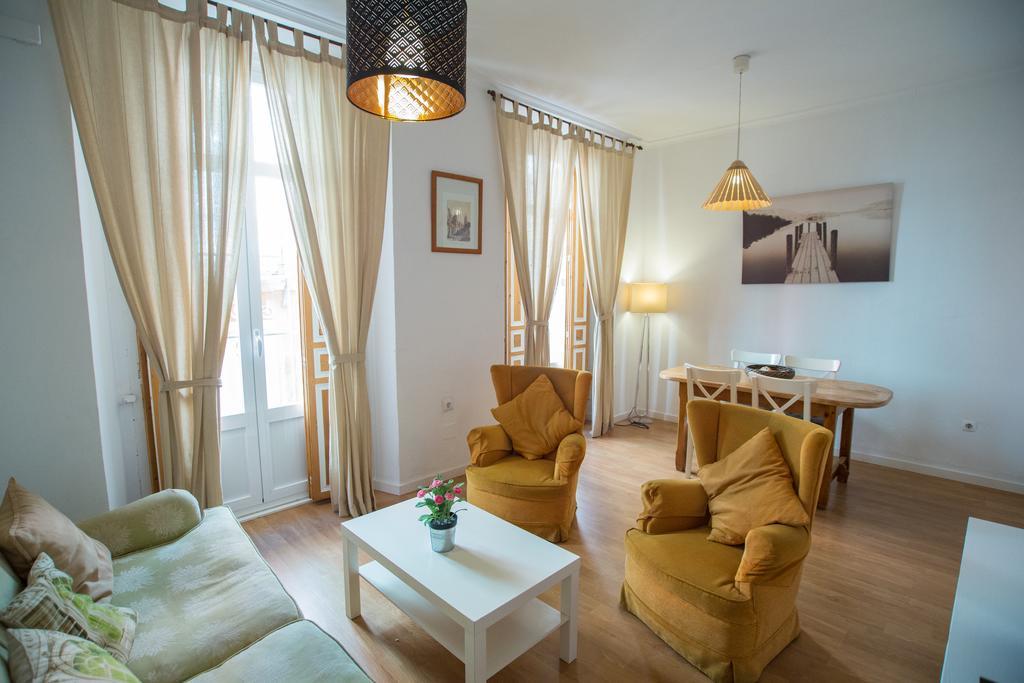 Apartamentos Catedral Малага Екстериор снимка