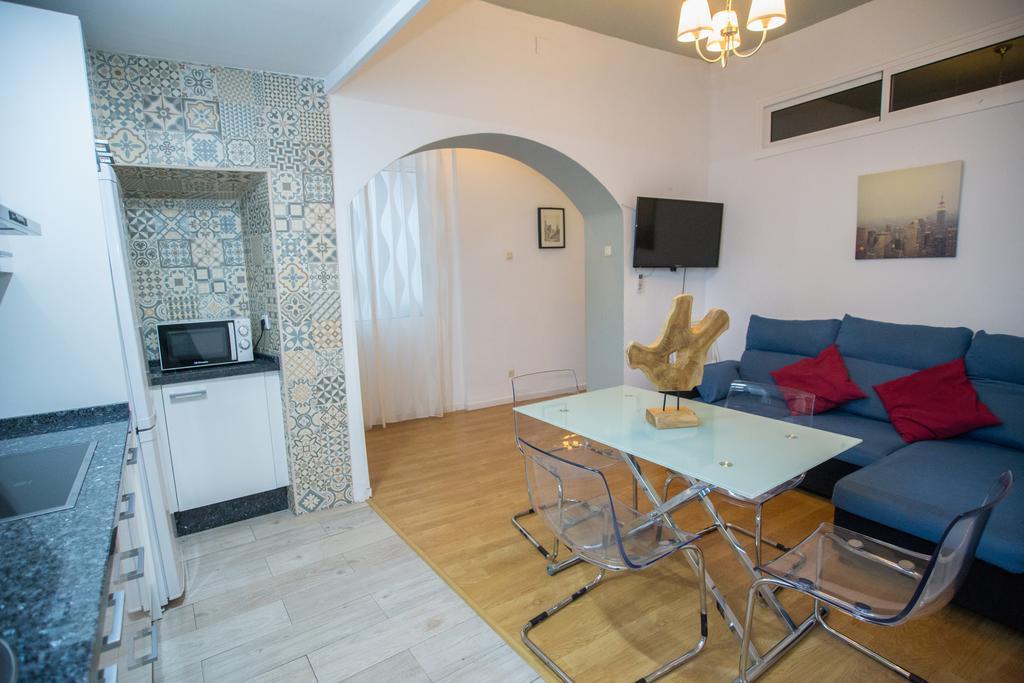 Apartamentos Catedral Малага Екстериор снимка