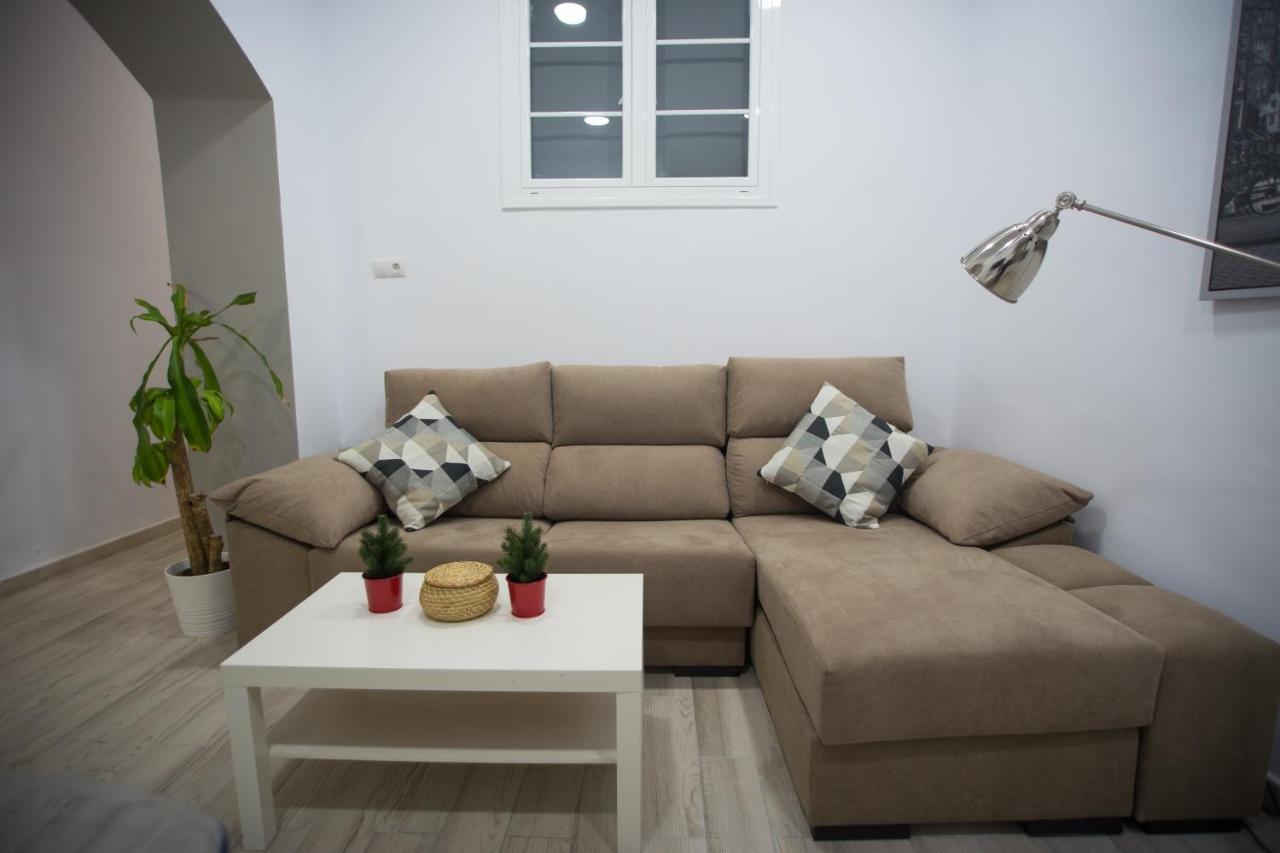 Apartamentos Catedral Малага Екстериор снимка