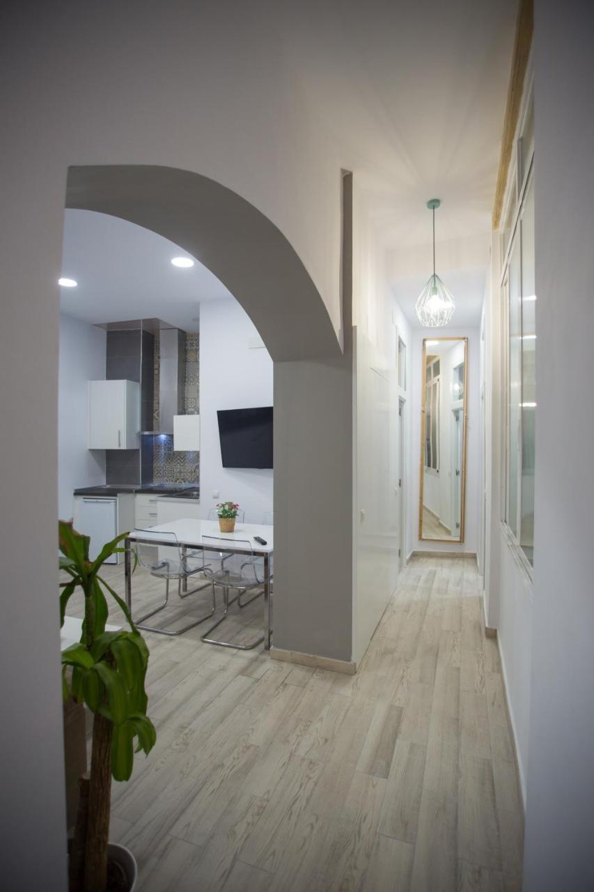 Apartamentos Catedral Малага Екстериор снимка