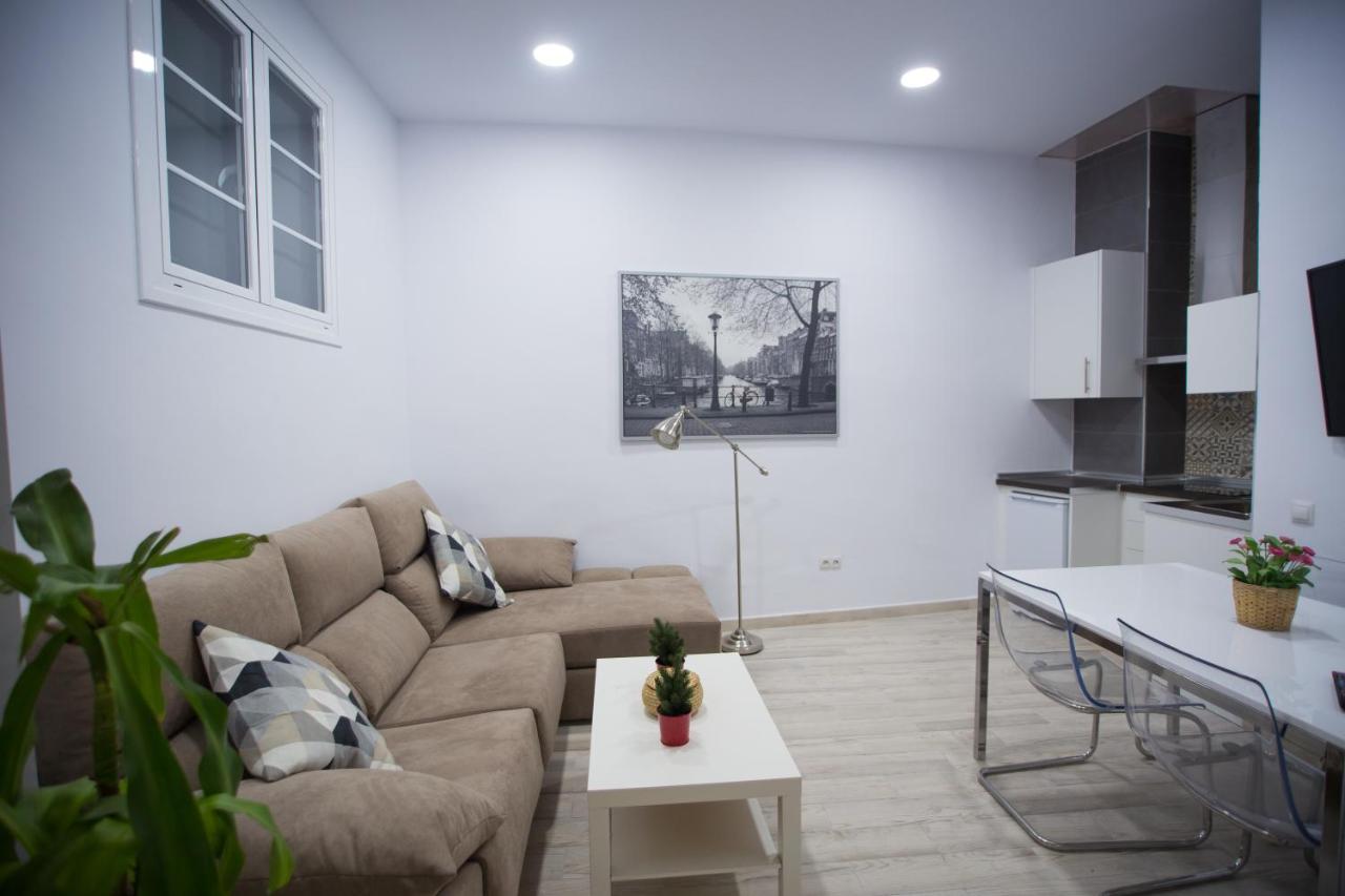 Apartamentos Catedral Малага Екстериор снимка