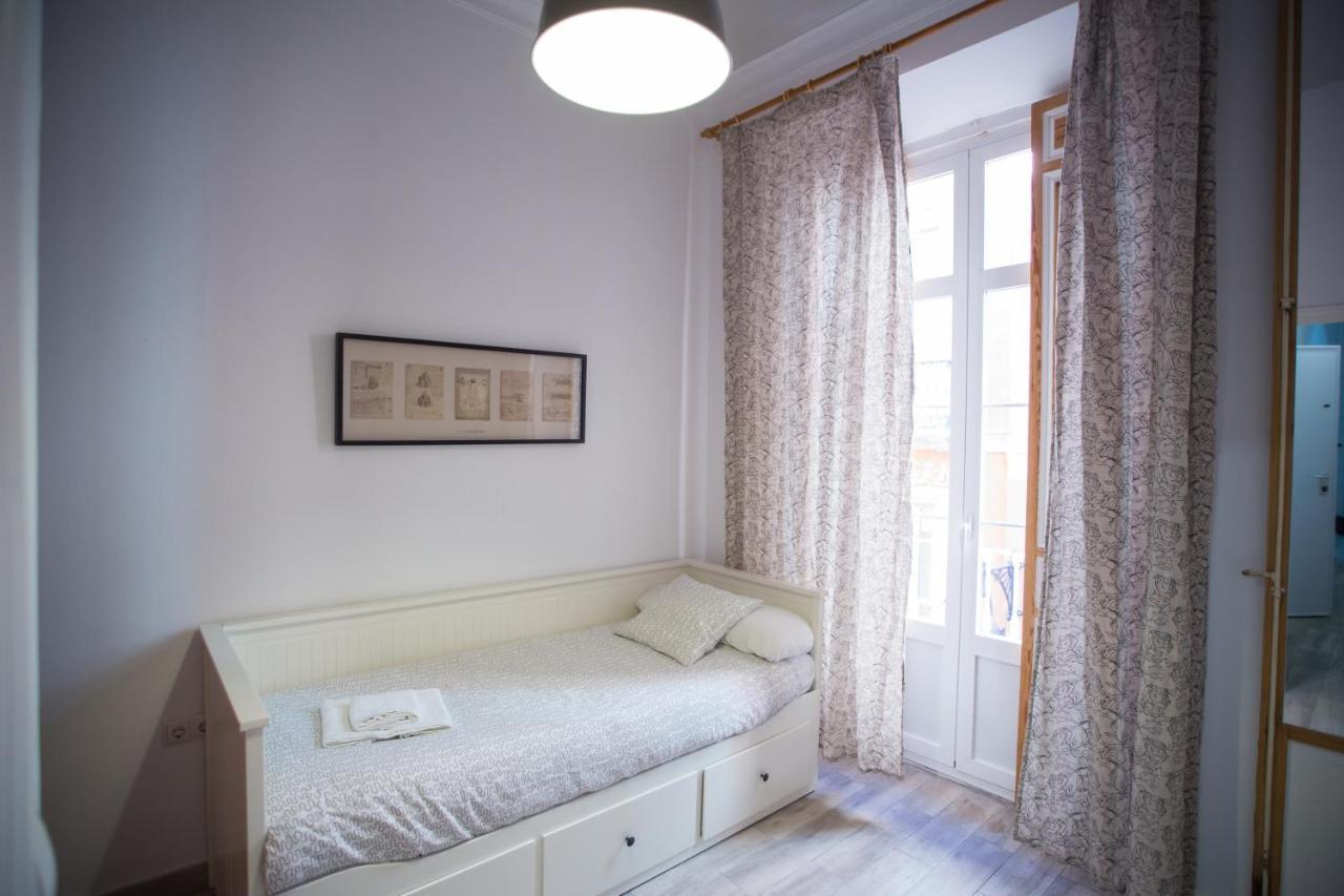 Apartamentos Catedral Малага Екстериор снимка