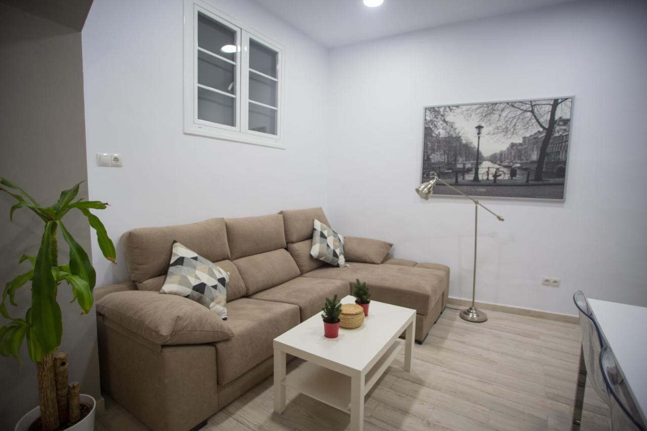 Apartamentos Catedral Малага Екстериор снимка