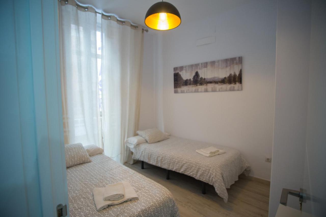 Apartamentos Catedral Малага Екстериор снимка